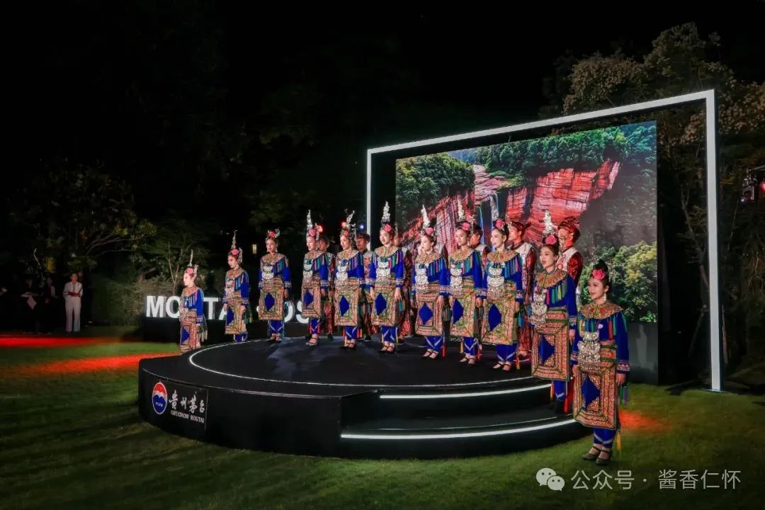 6月8日至9日,第十一届成都种业博览会在成都举办。贵州茅台酒厂(集团)红缨子农业科技发展有限公司(以下简称“茅台红缨子公司”),携“红缨子”“红珍珠”“台糯9号”三款产品亮相展会,吸引不少行业专家、学者、经销商、种植户等到场参观了解。据了解,茅台红缨子公司是此次大会上唯一的高粱品牌展示企业。 图片 在此次参展的三款产品中,“红缨子”高粱被参展者多次提及。作为酱酒产业“第一车间”,“红缨子”高粱品(图3) 6月8日至9日,第十一届成都种业博览会在成都举办。贵州茅台酒厂(集团)红缨子农业科技发展有限公司(以下简称“茅台红缨子公司”),携“红缨子”“红珍珠”“台糯9号”三款产品亮相展会,吸引不少行业专家、学者、经销商、种植户等到场参观了解。据了解,茅台红缨子公司是此次大会上唯一的高粱品牌展示企业。 图片 在此次参展的三款产品中,“红缨子”高粱被参展者多次提及。作为酱酒产业“第一车间”,“红缨子”高粱品(图3)