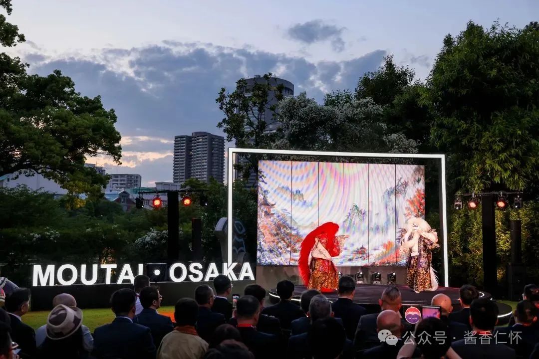 6月8日至9日,第十一届成都种业博览会在成都举办。贵州茅台酒厂(集团)红缨子农业科技发展有限公司(以下简称“茅台红缨子公司”),携“红缨子”“红珍珠”“台糯9号”三款产品亮相展会,吸引不少行业专家、学者、经销商、种植户等到场参观了解。据了解,茅台红缨子公司是此次大会上唯一的高粱品牌展示企业。 图片 在此次参展的三款产品中,“红缨子”高粱被参展者多次提及。作为酱酒产业“第一车间”,“红缨子”高粱品(图11) 6月8日至9日,第十一届成都种业博览会在成都举办。贵州茅台酒厂(集团)红缨子农业科技发展有限公司(以下简称“茅台红缨子公司”),携“红缨子”“红珍珠”“台糯9号”三款产品亮相展会,吸引不少行业专家、学者、经销商、种植户等到场参观了解。据了解,茅台红缨子公司是此次大会上唯一的高粱品牌展示企业。 图片 在此次参展的三款产品中,“红缨子”高粱被参展者多次提及。作为酱酒产业“第一车间”,“红缨子”高粱品(图11)