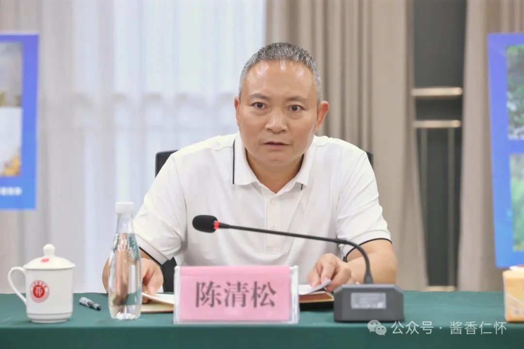 陈清松到市酒协、市酒文化研究会调研(图3) 陈清松到市酒协、市酒文化研究会调研(图3)