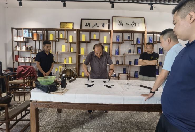 贵州酿知酒业邀请书画家为企业题字作画(图2)