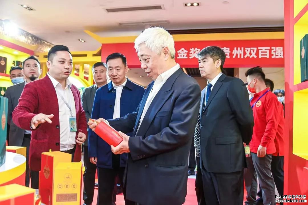 聚焦春糖|刘员、刘进到仁怀酱香酒展区巡馆(图3) 聚焦春糖|刘员、刘进到仁怀酱香酒展区巡馆(图3)