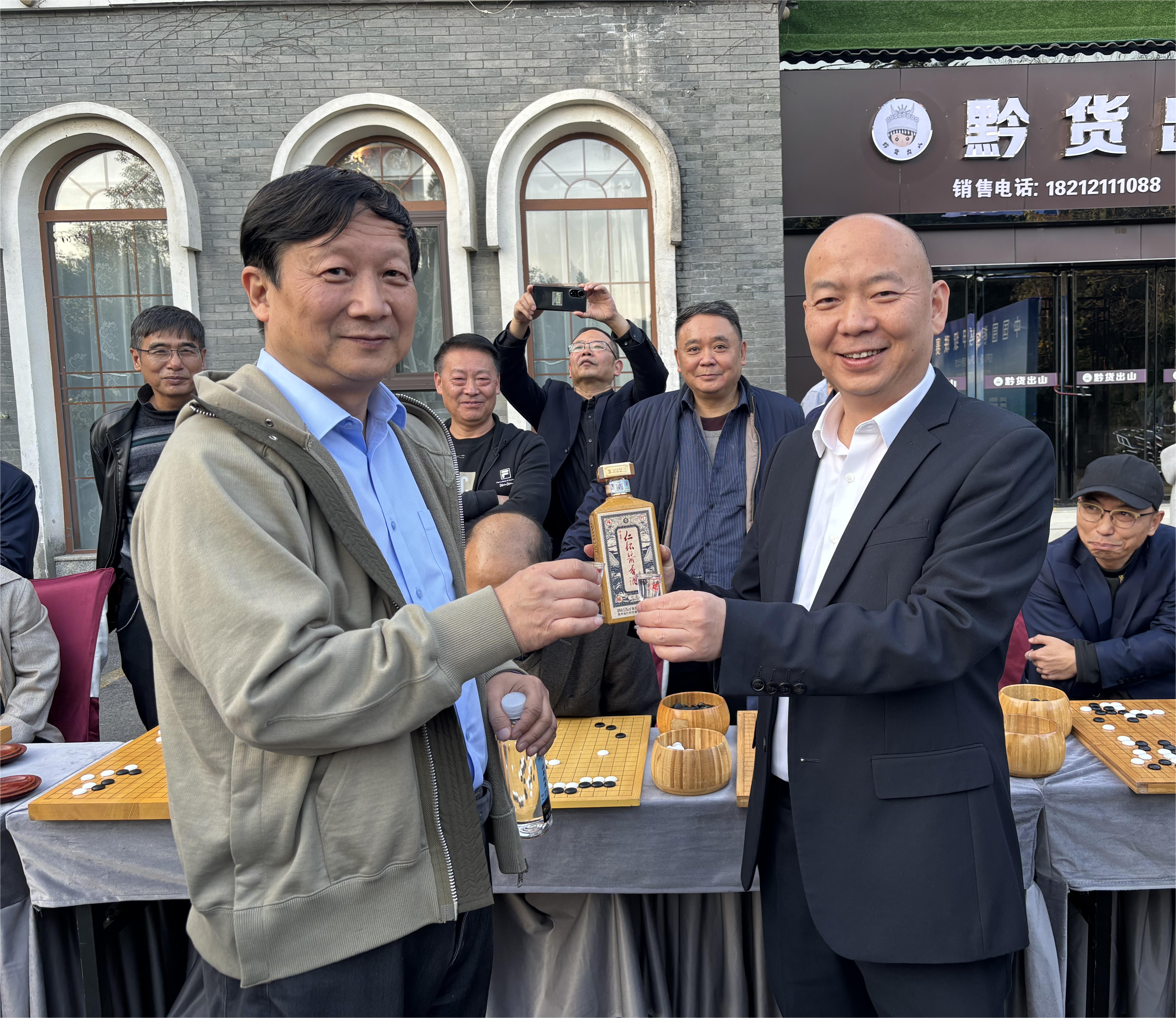 围棋大师曹大元九段与仁怀棋迷1对10PK(图1)